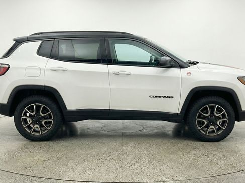 Used 2025 Jeep Compass Trailhawk image 11