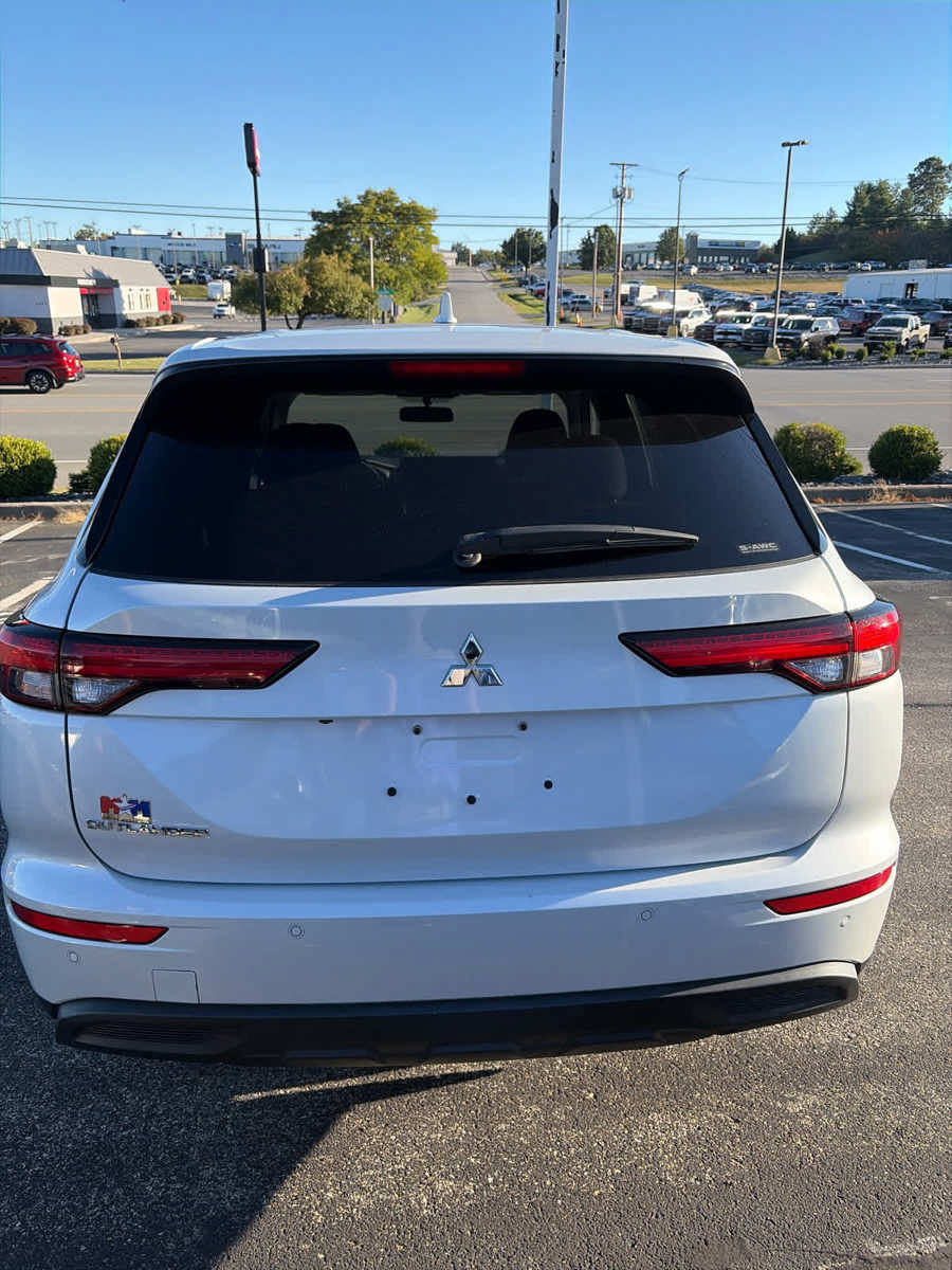 Used 2023 Mitsubishi Outlander ES AWD/4WD image 15