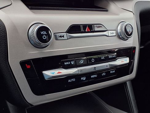 Used 2023 Ford Explorer XLT image 13