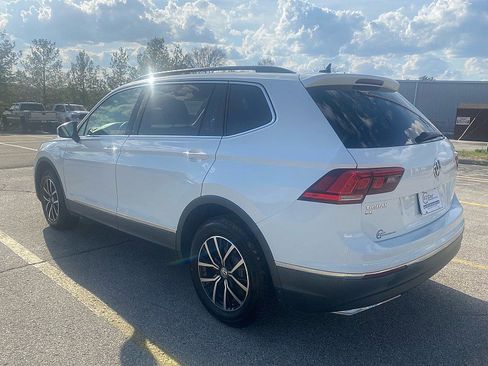Used 2021 Volkswagen Tiguan SE w/ Panoramic Sunroof Package image 6