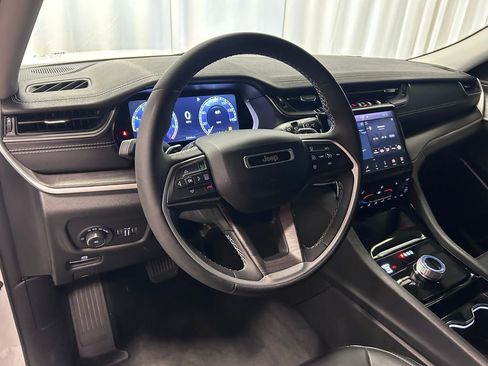 Used 2023 Jeep Grand Cherokee Limited image 2