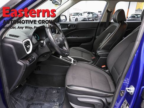 Used 2023 Hyundai Venue Limited FWD image 13