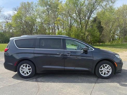 Used 2021 Chrysler Pacifica Touring-L FWD image 6