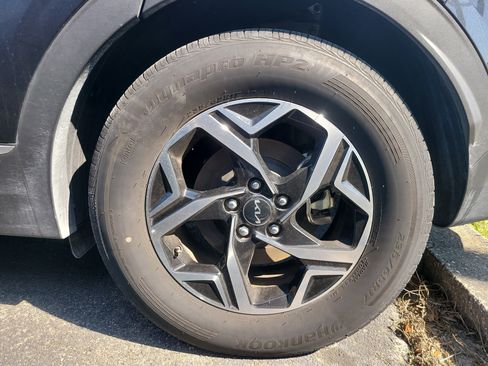 Used 2025 Kia Sportage LX image 8