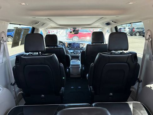Used 2023 Chrysler Pacifica Limited FWD image 12