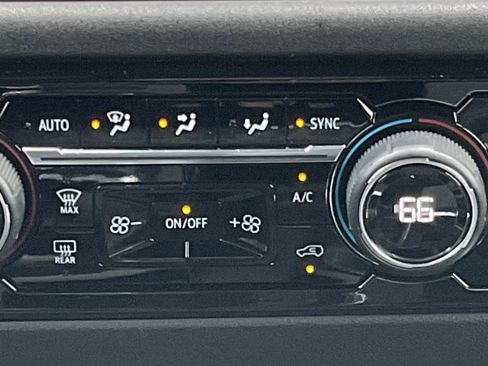 Used 2022 Chevrolet Silverado 1500 High Country w/ High Country Premium Package AWD/4WD image 17