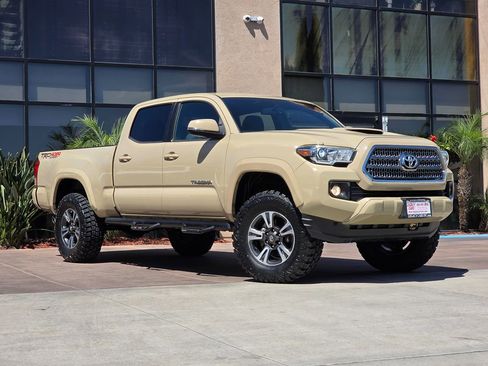 Used 2017 Toyota Tacoma TRD Sport w/ Tow Package image 3