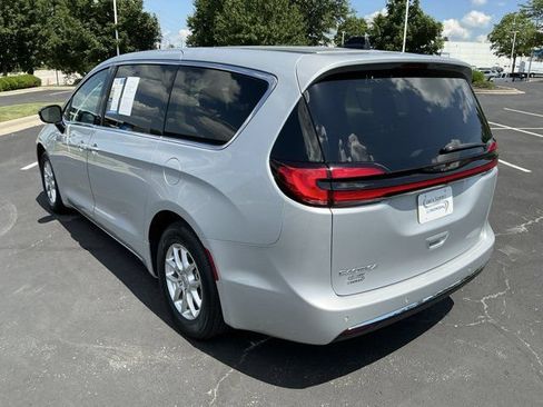 Used 2024 Chrysler Pacifica Touring-L FWD image 7