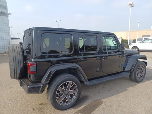 Used 2022 Jeep Wrangler Unlimited Sahara image 4