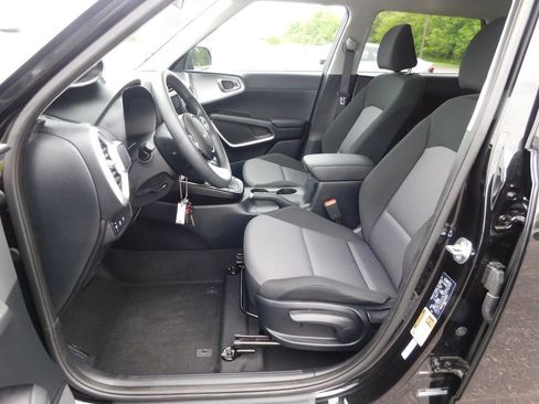 Used 2025 Kia Soul LX w/ LX Technology Package FWD image 12