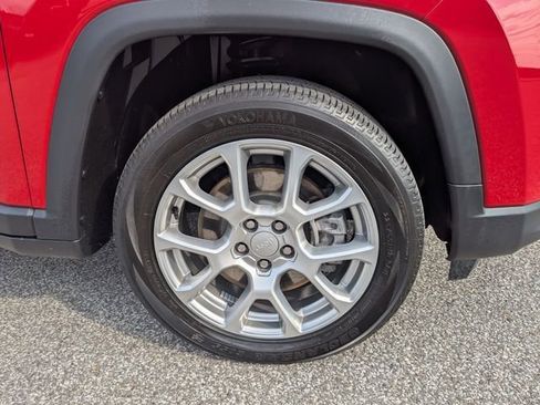 Used 2024 Jeep Compass Latitude image 10