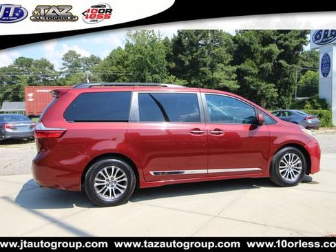 Used 2018 Toyota Sienna XLE Premium w/ Carpet Mat Package FWD image 8