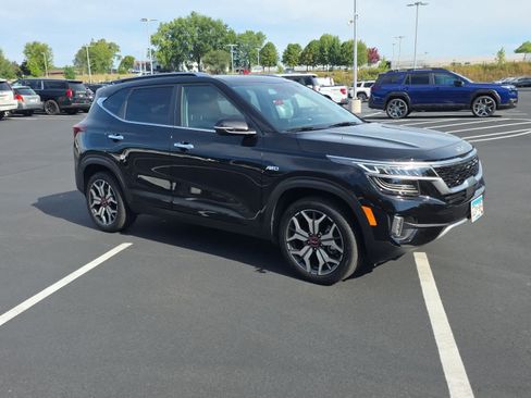 Used 2022 Kia Seltos SX w/ Sunroof Package AWD/4WD image 2