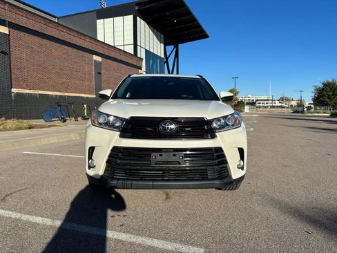 Used 2017 Toyota Highlander SE image 2