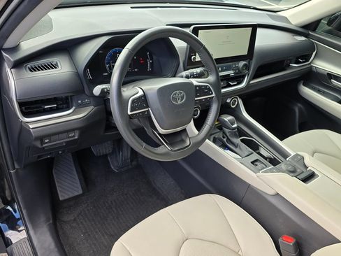 Used 2025 Toyota Grand Highlander AWD image 12