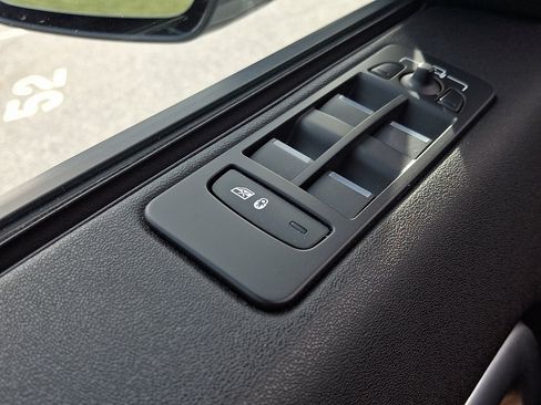 Used 2019 Land Rover Discovery Sport HSE image 24