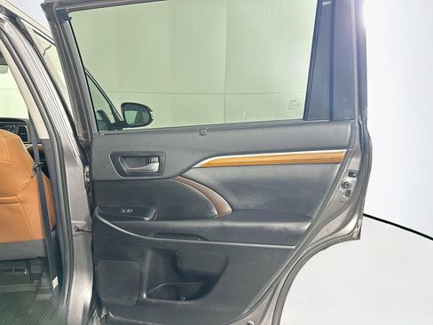 Used 2019 Toyota Highlander Limited Platinum w/ Carpet Mat Package (TMS) AWD/4WD image 32
