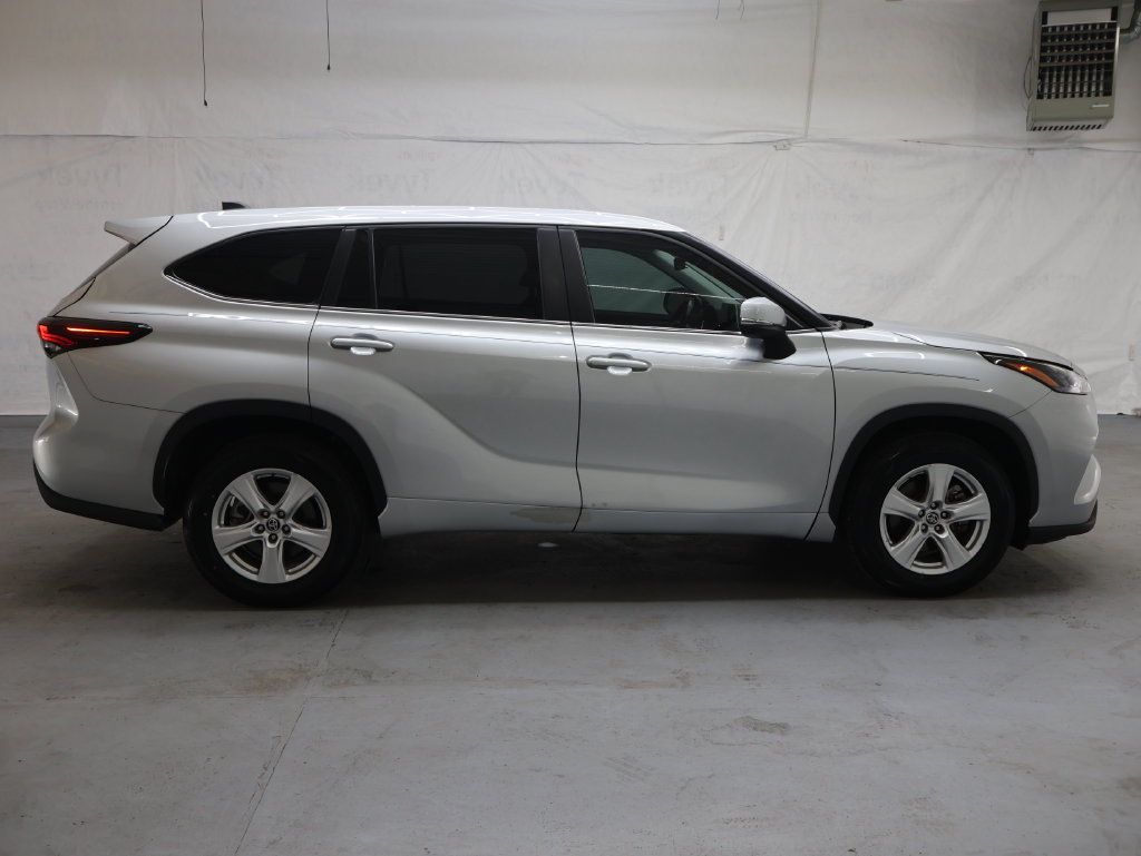 Used 2024 Toyota Highlander LE FWD image 8