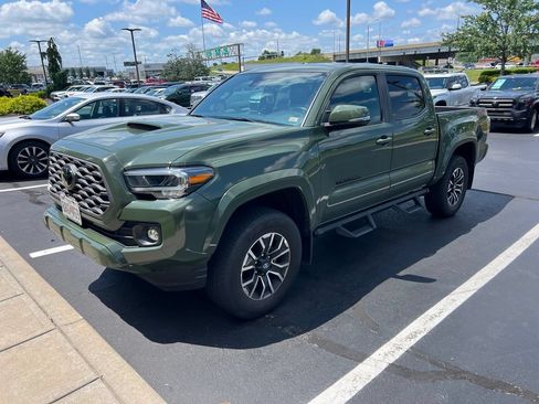 Used 2022 Toyota Tacoma TRD Sport w/ TRD Premium Sport Package AWD/4WD image 3