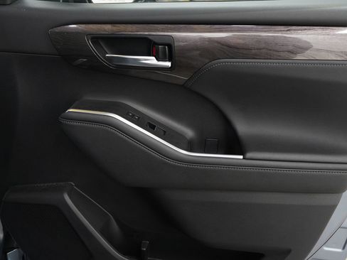 Used 2024 Toyota Highlander Platinum image 9