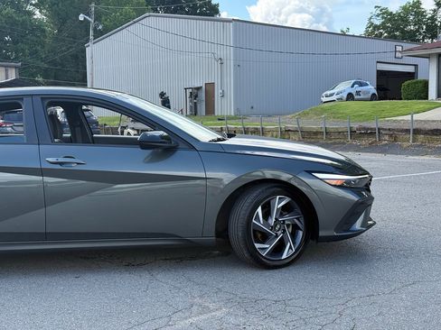 Used 2025 Hyundai Elantra Sport FWD image 10