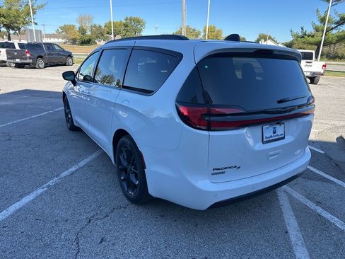 New 2026 Chrysler Pacifica Select image 24