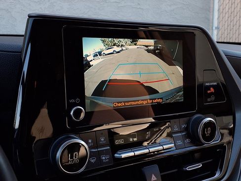 Certified 2023 Toyota Highlander LE image 9