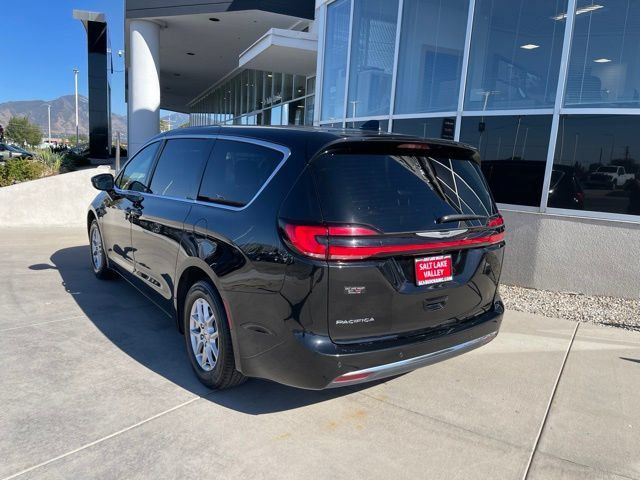 Used 2025 Chrysler Pacifica Select FWD image 4