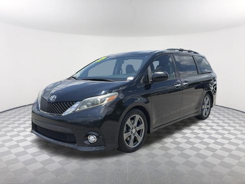Used 2017 Toyota Sienna SE FWD image 3