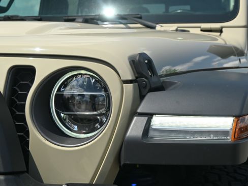 Used 2020 Jeep Gladiator Rubicon AWD/4WD image 6