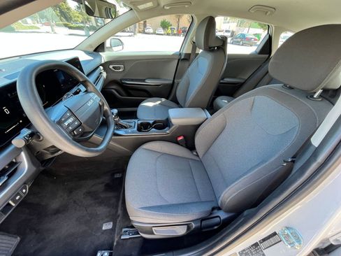 Used 2025 Kia K4 LXS image 25