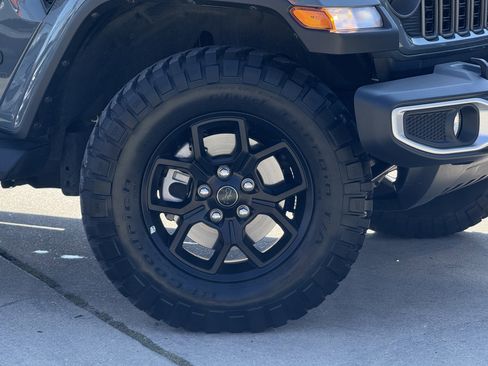 Used 2025 Jeep Gladiator Sport image 3