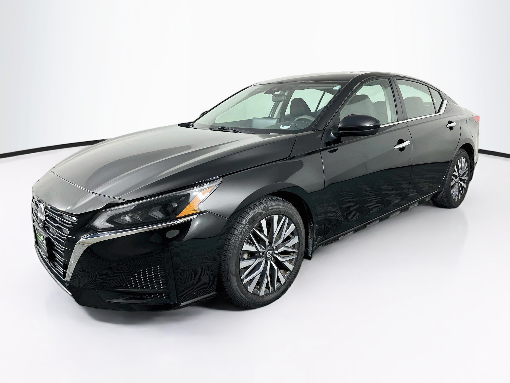 Used 2023 Nissan Altima 2.5 SV w/ SV Premium Package FWD image 3