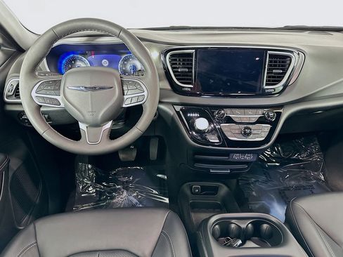 Certified 2025 Chrysler Pacifica Select image 32