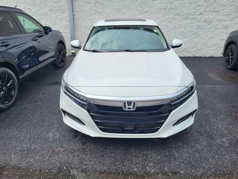 Used 2018 Honda Accord Touring image 2
