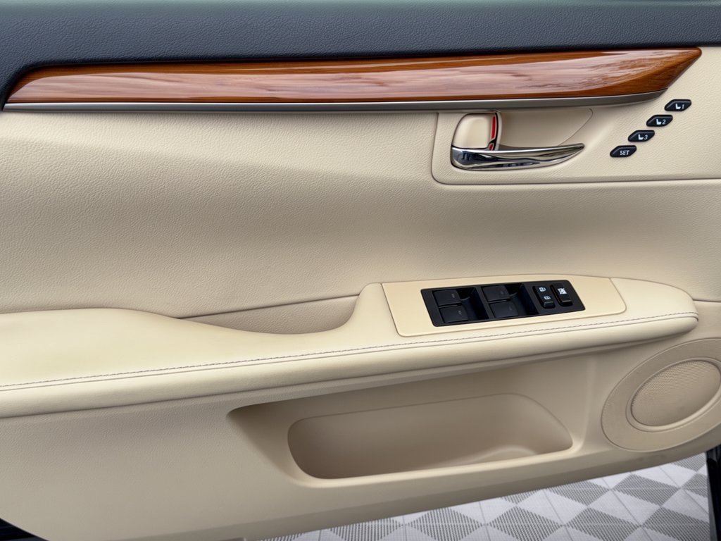 Used 2013 Lexus ES 300h w/ Luxury Pkg FWD image 14