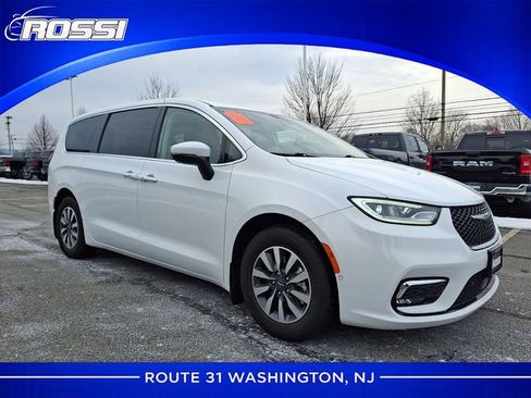 Used 2023 Chrysler Pacifica Touring-L image 1
