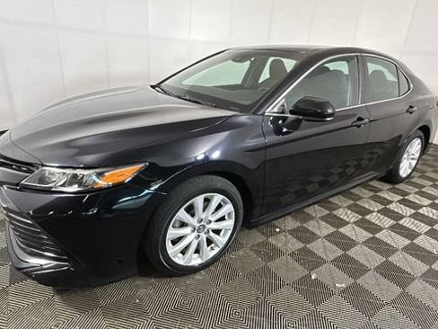 Used 2019 Toyota Camry LE FWD image 6