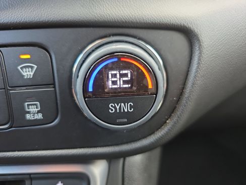 Used 2024 GMC Terrain SLT image 34