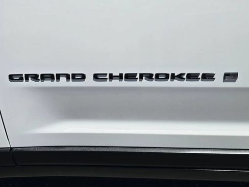 Certified 2023 Jeep Grand Cherokee Limited w/ Black Appearance Package AWD/4WD image 26