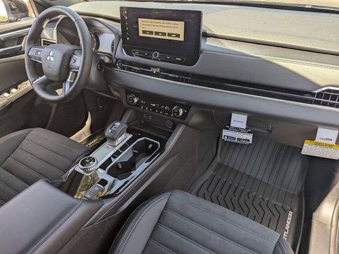 New 2026 Mitsubishi Outlander LE FWD image 8