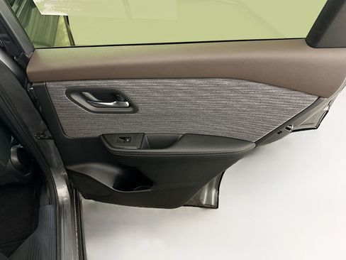 Used 2023 Nissan Rogue SV image 30