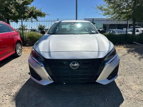 Used 2024 Nissan Altima 2.5 SV FWD image 2