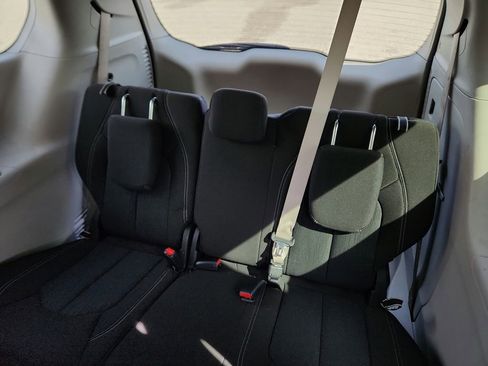 Used 2022 Chrysler Voyager LX FWD image 9