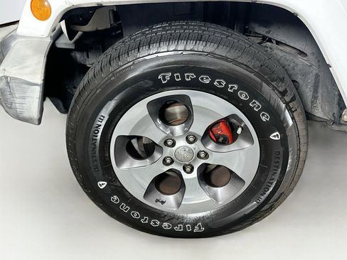 Used 2017 Jeep Wrangler Unlimited Sahara w/ Connectivity Group AWD/4WD image 11