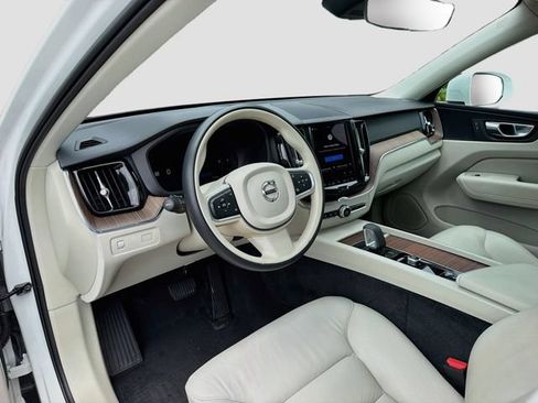 Used 2022 Volvo XC60 B5 Momentum w/ Protection Package Premier FWD image 25