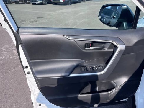 Used 2022 Toyota RAV4 LE AWD/4WD image 9