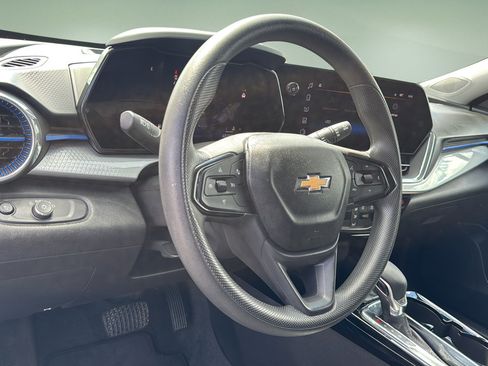 Used 2025 Chevrolet Trax LT FWD image 17