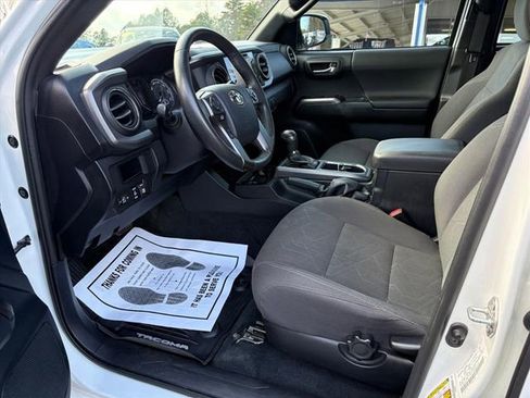 Used 2017 Toyota Tacoma TRD Sport image 16