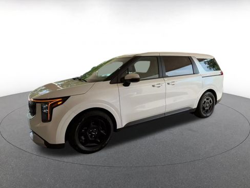 Used 2026 Kia Carnival FWD image 8